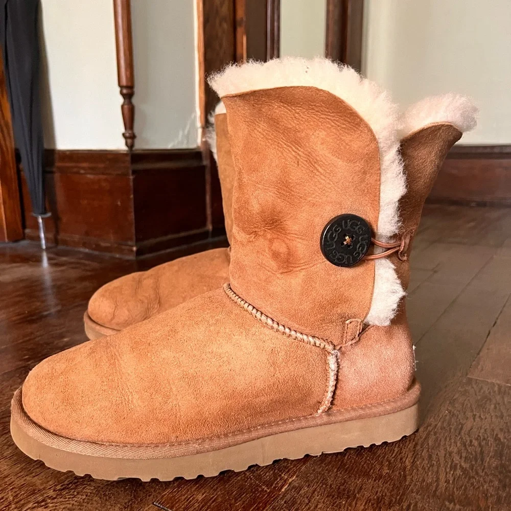 UGG Bailey Button Chestnut